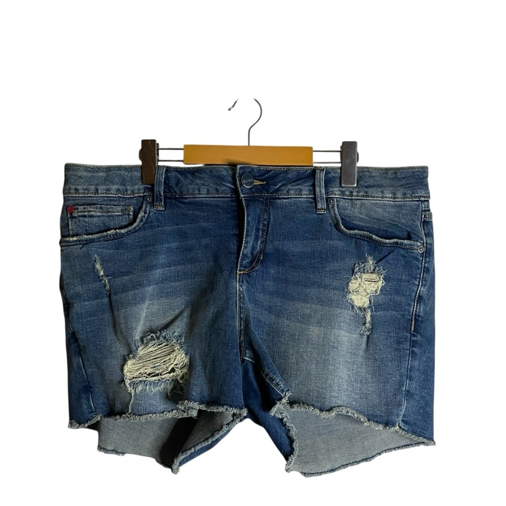 Slink Women’s Medium Indigo Distressed Curvy Cut-Off Denim Shorts